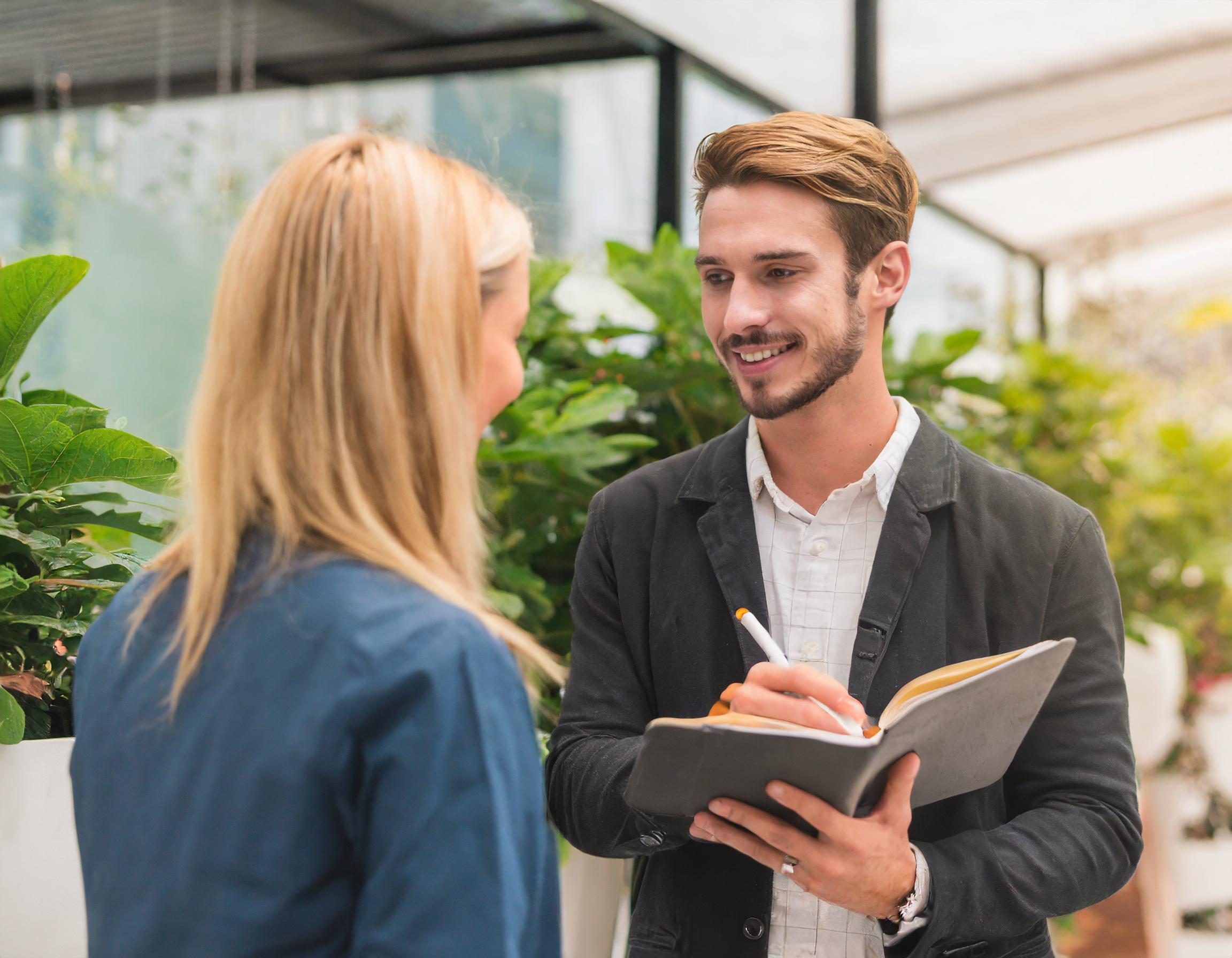Gemütliches Gespräch zwischen Menschen, eleganter und klassischer Stil, freundliche Atmosphäre, Fanclub-Mitglieder beim Austausch